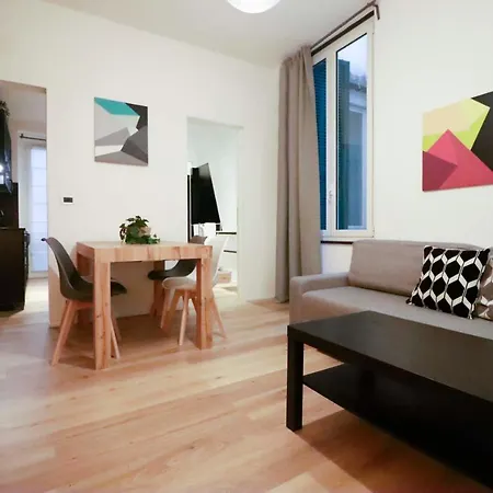 Casaviva - Modern Trilo In Carmine Apartment *