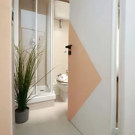 Casaviva - Modern Trilo In Carmine Apartment *